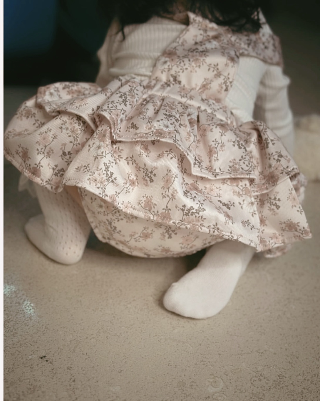 סט חורפי לתינוקת עם הדפס פרחוני – סרפן וחצאית בלוק רומנטי – תמונה 4