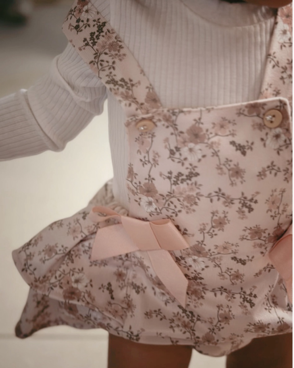 סט חורפי לתינוקת עם הדפס פרחוני – סרפן וחצאית בלוק רומנטי – תמונה 3