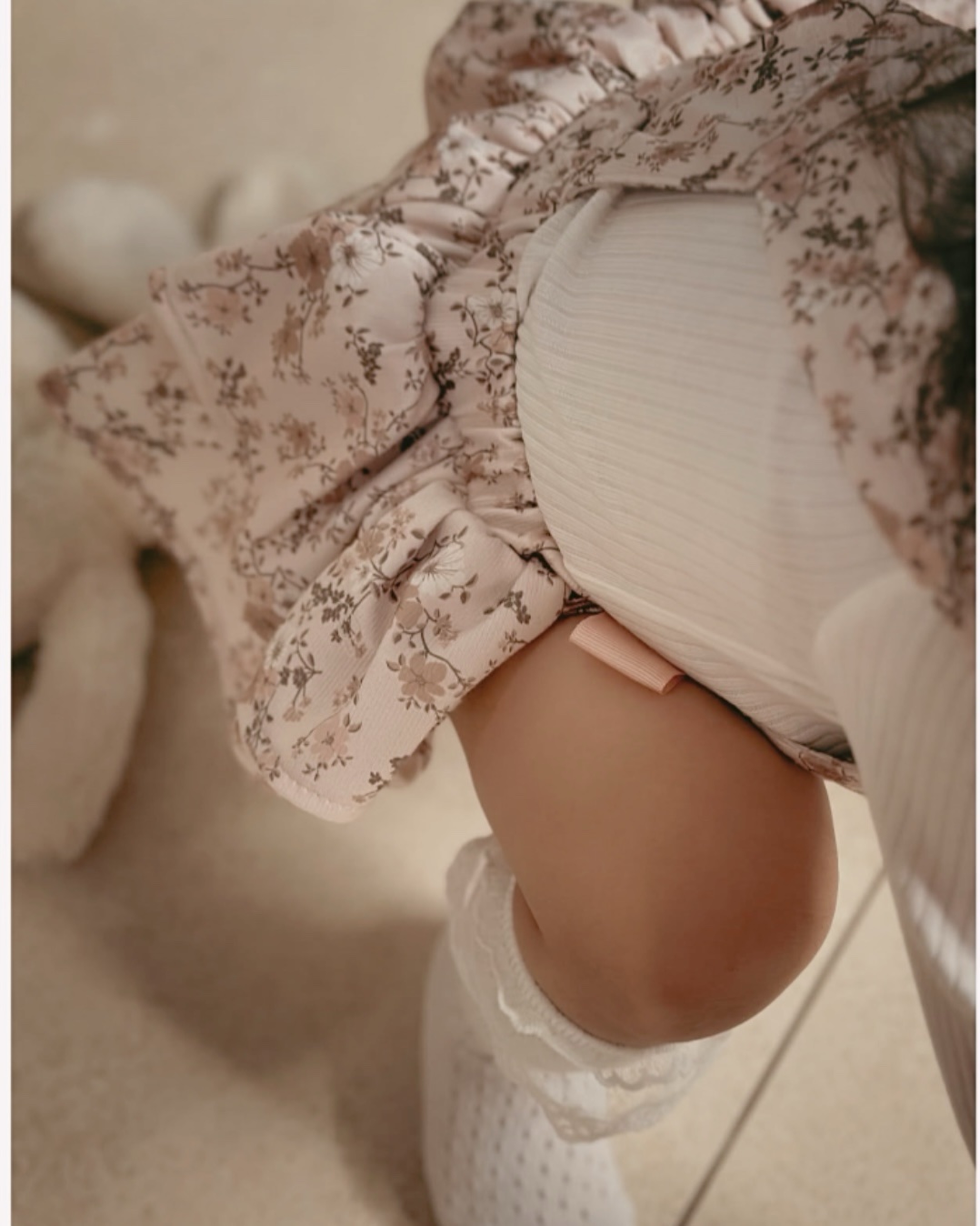 סט חורפי לתינוקת עם הדפס פרחוני – סרפן וחצאית בלוק רומנטי – תמונה 2