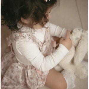 סט חורפי לתינוקת עם הדפס פרחוני – סרפן וחצאית בלוק רומנטי