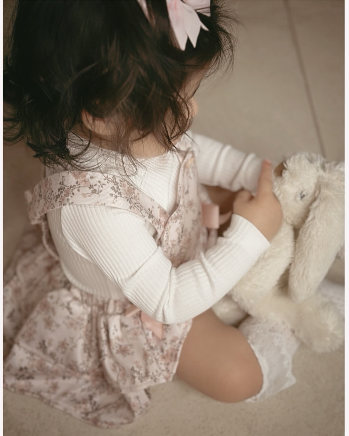 סט חורפי לתינוקת עם הדפס פרחוני – סרפן וחצאית בלוק רומנטי