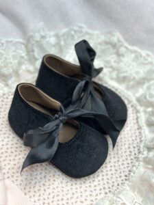 בובה קטיפה צבע שחור בשילוב סרט סטן