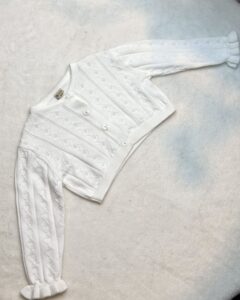 עליונית לבנה בעיצוב מיוחד