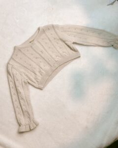 עליונית בצבע מוקה בעיצוב מיוחד